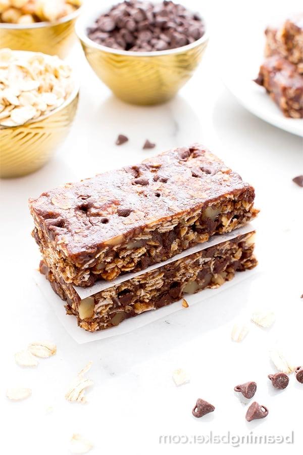 Köstliche und zähe Doppelschokoladen-Granola-Riegel ohne Backen, perfekt für Veganer und Menschen mit Glutenunverträglichkeit. #SnackIdeen