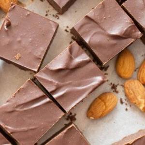Keto Fudge wird von einer Hand hochgehoben