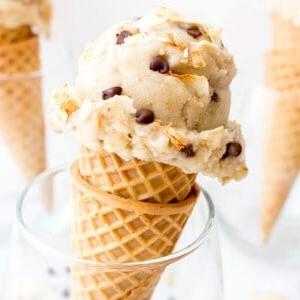 Geröstete Kokosnuss-Schokoladenstückchen Nice Cream (Vegan, Milchfrei, Glutenfrei) 7 Rezeptbild: Getoastete Kokos-Schoko-Nice Cream, vegan und glutenfrei, eine perfekte Sommerleckerei