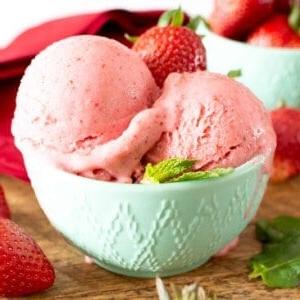 3-Zutaten Erdbeer-Kokos-Sorbet (Paleo, Vegan, Milchfrei, Glutenfrei) 7 3-Zutaten-Erdbeer-Kokos-Sorbet: Eine schnelle, gesunde und leckere vegane Sorbet-Option für den Sommer.
