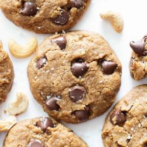 Mehlfreie Cashewbutter-Kekse mit Meersalz und Schokoladenstückchen 7 Gesalzene mehlfreie Cashewbutter-Kekse (Vegan, Glutenfrei): Dieses vegane Cashewbutter-Keksrezept kreiert weiche, dekadente mehlfreie Cashewbutter-Kekse voller Schokolade und Meersalz! #Mehlfrei #Cashewbutter #Kekse #Vegan | Rezept auf BeamingBaker.com