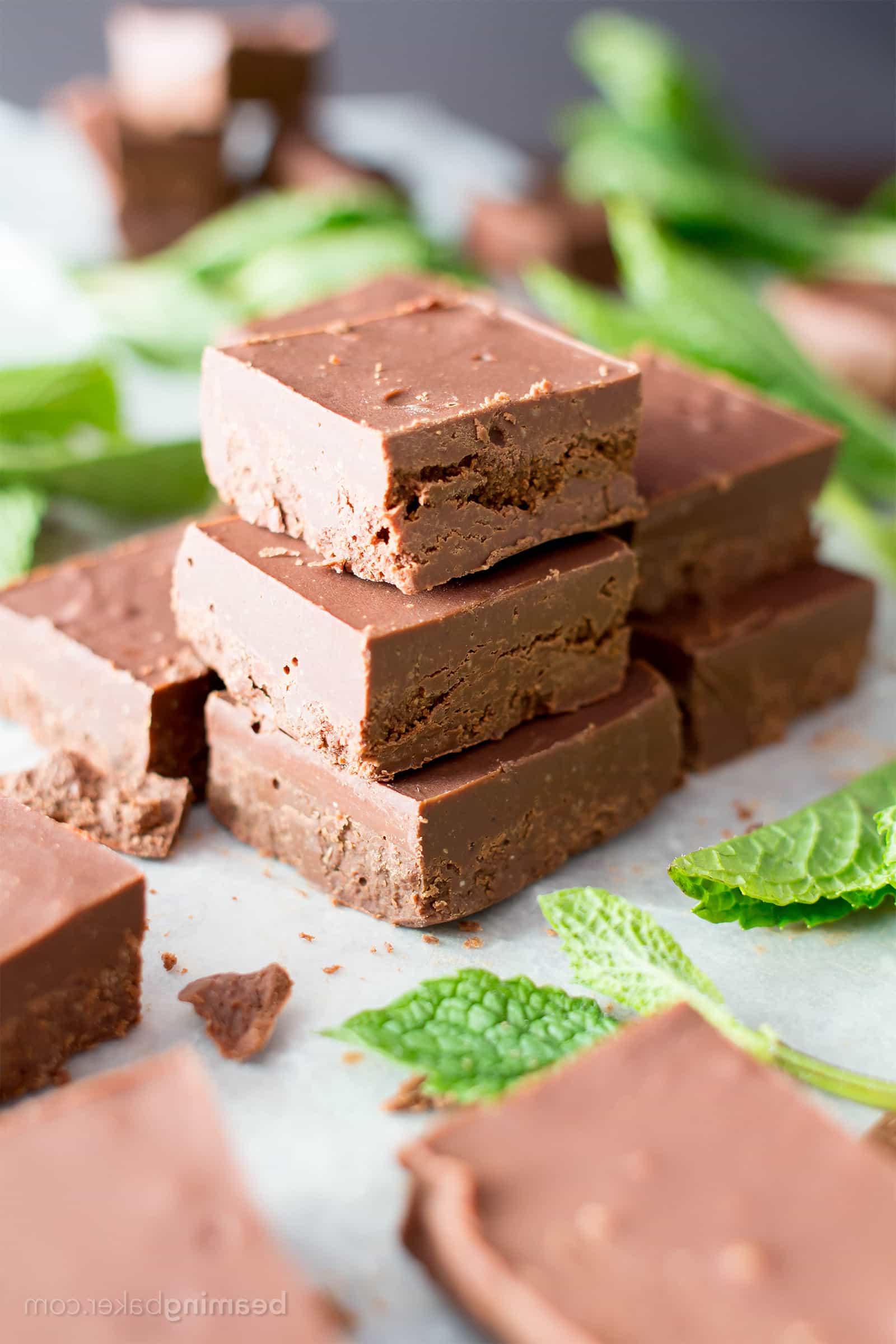 Blitzschneller Pfefferminz Fudge (Vegan, Glutenfrei): Ein 3-Zutaten-Rezept für cremige, dicke, köstliche Schokoladen-Fudge-Quadrate aus gesunden Zutaten! #Paleo #Vegan #GlutenFrei #MilchFrei #GesundeWeihnachtsdesserts | Rezept auf BeamingBaker.com