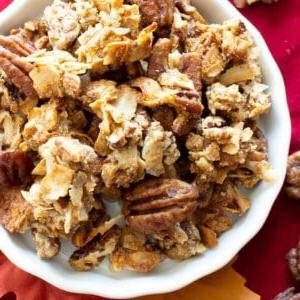 Ahorn-Pekannuss Paleo Knuspermüsli Rezept (Glutenfrei, Vegan) 7 Hausgemachtes Ahorn-Pekannuss Granola (GF, V): das beste Paleo Granola Rezept für den Herbst! Knusprige, knackige Stückchen und Ahorn-Pekannuss-Kuchen-Aromen – Vegan, Gluten-Free, Healthy! #Paleo #Granola #Vegan #GlutenFree | Rezept auf BeamingBaker.com