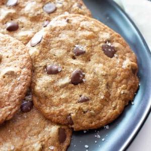 Meersalz Dünne Vegane Glutenfreie Chocolate Chip Cookies Rezept 7 Knusprige Vegane & Glutenfreie Meersalz-Schokoladenkekse: SUPER dünne vegane Schokoladenkekse, die durch und durch knusprig sind. Bestreut mit funkelndem Meersalz: die BESTEN süß-salzigen glutenfreien Schokoladenkekse! #GlutenFrei #Vegan #Kekse #Weihnachten #GlutenFreiVegan | Rezept auf BeamingBaker.com