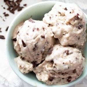 Veganes Kokos-Schokostückchen-Eis Rezept – Hausgemacht! 7 Kokos-Schoko-Veganes Eis Rezept: dieses köstliche vegane Eisrezept ist wunderbar reichhaltig und cremig! Das beste hausgemachte vegane Eis—vollgepackt mit Kokos & Schokochips, ohne Eismaschine. #Vegan #Eis #Kokosnuss #Schokochips #VeganesEis | Rezept auf BeamingBaker.com