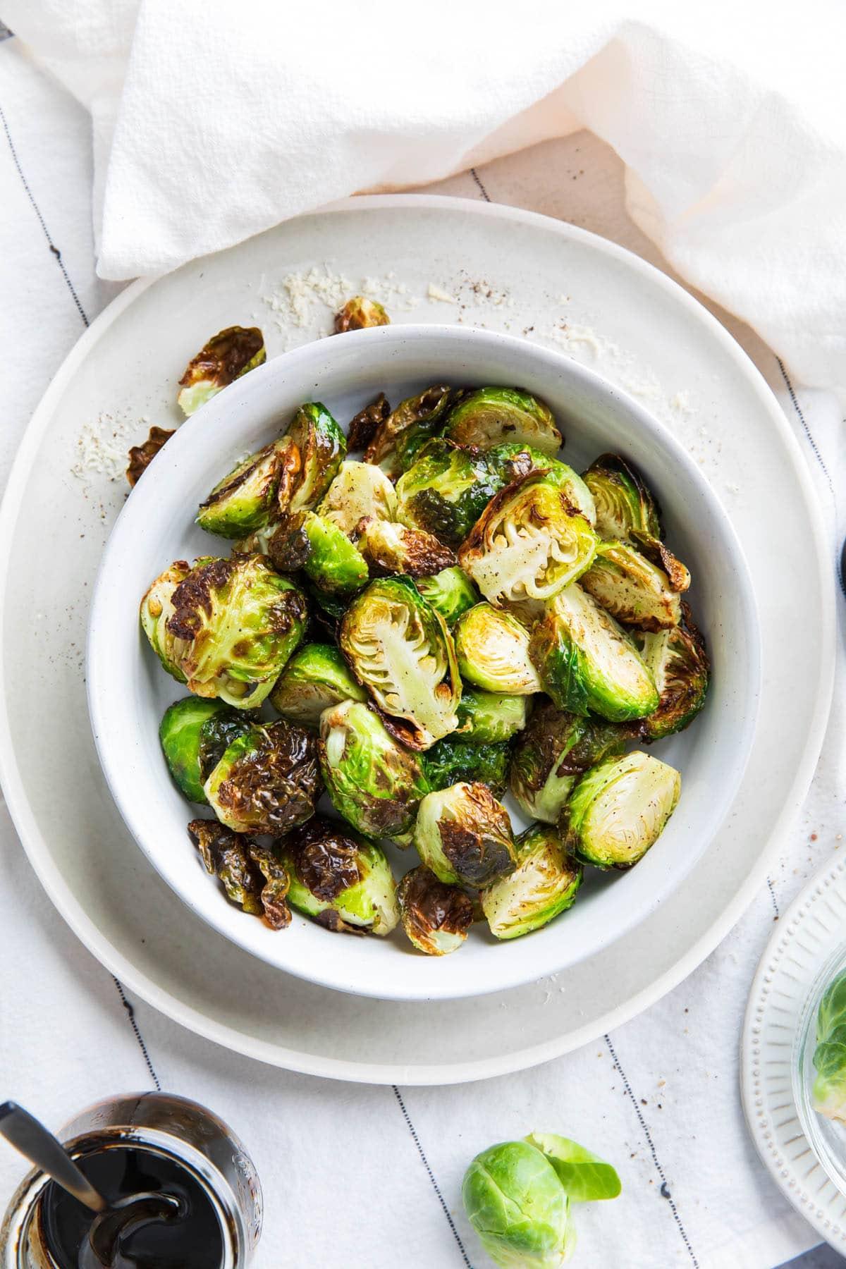 **Knuspriger Rosenkohl aus der Heißluftfritteuse Rezept** 7 Diese gesunde Gemüsebeilage wird mit Garnitur und Servietten serviert.