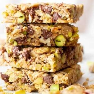 Gesunde Vegane Schoko-Pistazien-Snackriegel (Glutenfrei) 7 Gesunde Vegane Schoko-Pistazien-Riegel (Glutenfrei): weiche & chewy glutenfreie vegane Riegel mit Schokolade & Pistazien! Der perfekte nussige Snack – einfach zuzubereiten, simple Zutaten für die BESTEN veganen Riegel! Milchfrei, ohne raffinierten Zucker. #Snacks #Vegan #Glutenfrei #GesundeSnacks | Rezept auf BeamingBaker.com