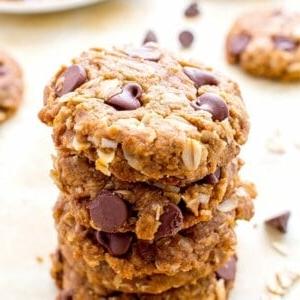 Erdnussbutter-Schokostückchen-Haferflockenkekse (Vegan, Glutenfrei) 7 Vegane & Glutenfreie Erdnussbutter-Schoko-Haferkekse: Ein einfaches Rezept für weiche, köstlich-texturierte Kekse mit Hafer, Kokosnuss und VIEL Erdnussbutter und Schokolade. #Vegan und #Glutenfrei | BeamingBaker.com