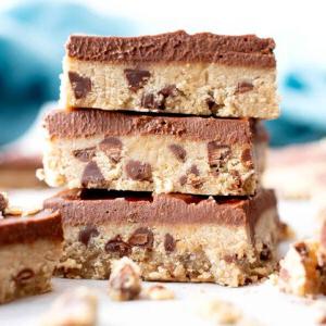 Gesunde Glutenfreie Keksteig-Riegel (Vegan, Essbar, Milchfrei, Einfach) 7 Gesunde Glutenfreie Keksteig-Riegel (Vegan, Glutenfrei): ein einfaches Rezept ohne Backen für dekadente, essbare Keksteig-Riegel mit Schokoladenüberzug. Hergestellt aus gesunden, vollwertigen Zutaten. #Vegan #Glutenfrei #Keksteig #GesundeDesserts #OhneBacken #GlutenfreiVegan #BeamingBaker | Rezept auf BeamingBaker.com
