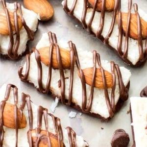 Veganer Almond Joy (Glutenfrei, Gesund) 7 Paleo Almond Joy (Vegan, Glutenfrei, Milchfrei): Ein 5-Zutaten-Rezept für köstlich befriedigende selbstgemachte Almond Joy Schokoriegel voller Kokosnuss und Schokolade. #Paleo #Vegan #Glutenfrei #Milchfrei | BeamingBaker.com | @BeamingBaker