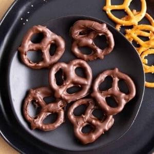 Vegane schokoladenüberzogene Brezeln 7 Vegane Schoko Brezeln Titelbild für das Rezept