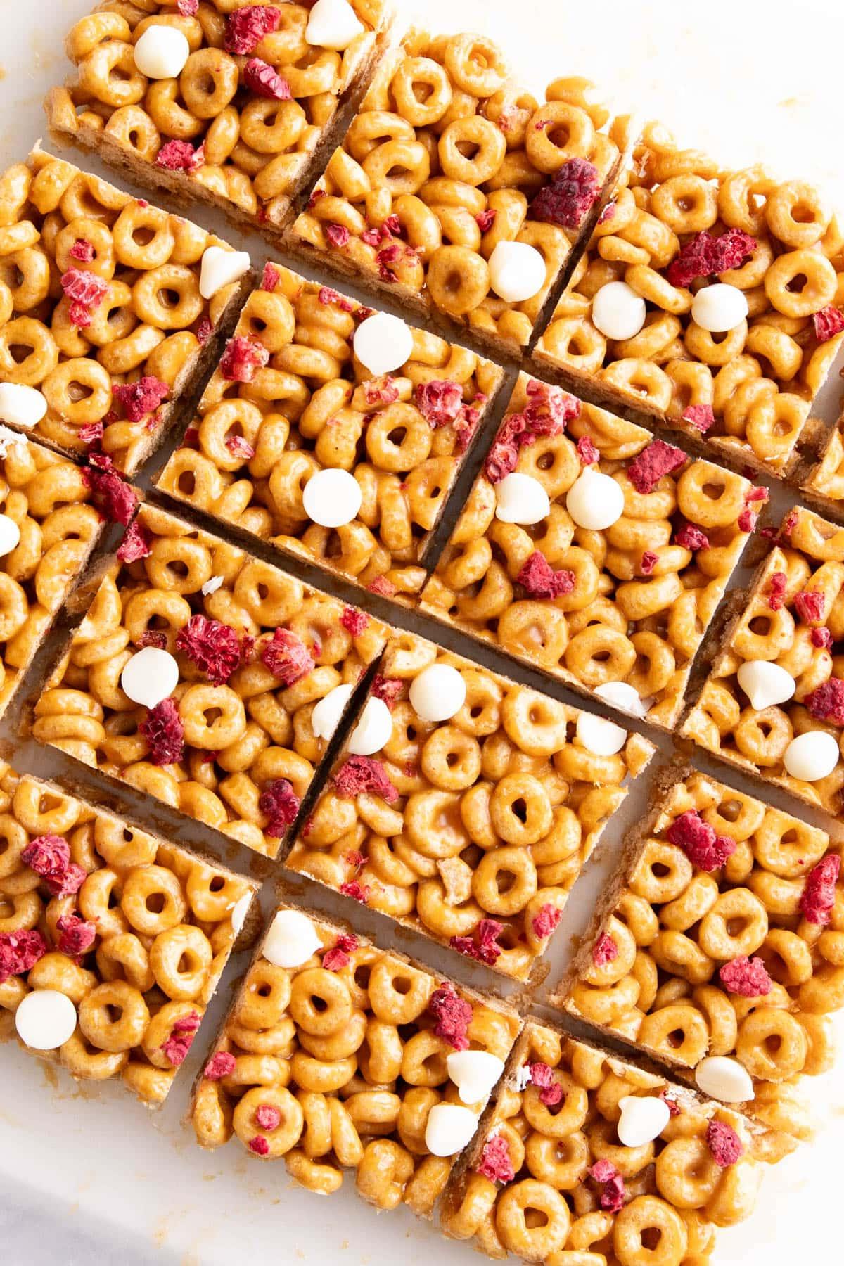 Müsliriegel Rezept – Gesund & Einfach! 8 Frühstücksriegel gefüllt mit Cheerios, Obst und Toppings