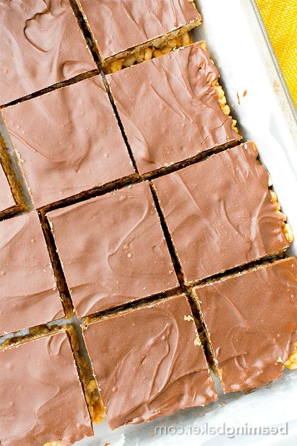 Vegane, glutenfreie und milchfreie Erdnussbutter-Schoko-Reis-Crispy-Quadrate: Ein einfaches 5-Zutaten-Rezept für mit Schokolade überzogene PB-Reis-Crispy-Quadrate, die wie Erdnussbutter-Cups schmecken. #Vegan #Glutenfrei #Milchfrei | BeamingBaker.com