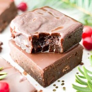 Saftige und fudgy Ganache-Pfefferminz-Brownies Rezept (Glutenfrei, Vegan, Milchfrei) 8 Saftige & Fudgy Ganache Pfefferminz-Brownies mit cremigem Topping, perfekt für die Feiertage