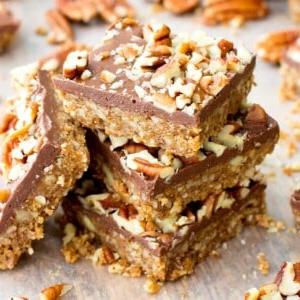 Ohne Backen Paleo Schoko-Pekannuss-Riegel (Vegan, Paleo, Glutenfrei, Milchfrei) 8 Paleo-Schoko-Pekan-Riegel ohne Backen (V, GF, Paleo): Ein 5-Zutaten-Rezept für köstliche Pekanriegel, bedeckt mit einer dicken Schicht Schokolade und Nüssen. #Paleo #Vegan #GlutenFrei #MilchFrei | BeamingBaker.com
