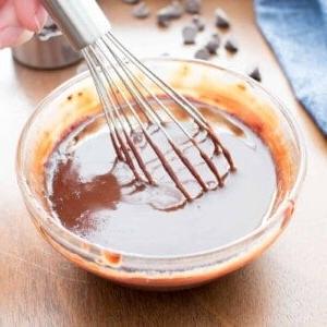 2 Zutaten Vegane Schokoladen-Ganache – 5-Minuten-Rezept! 8 Vegane Schokoladen-Ganache: Nahaufnahme einer Schale mit veganer Schokoladen-Ganache.
