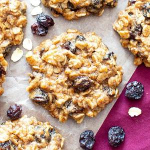 Rezept für weiche Haferflocken-Rosinen-Kekse (Vegan, Glutenfrei, Ohne raffinierten Zucker) 8 Rezeptbild für kaubare Hafer-Rosinen-Kekse. Vegan, glutenfrei und unwiderstehlich lecker.