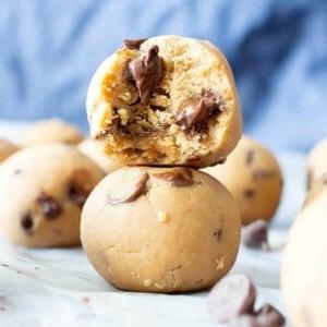 4-Zutaten Erdnussbutter-Schokochip-Energiebällchen ohne Backen (Glutenfrei, Vegan, Proteinreich) 8 Rezeptbild für 4-Zutaten Erdnussbutter-Schoko-Energy Bites (Vegan, Glutenfrei)