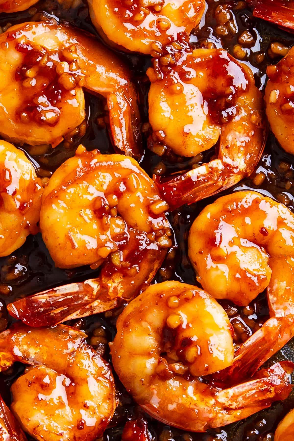 Nahaufnahme der würzig-süßen Sauce, die dieses Rezept für asiatische Knoblauchgarnelen mit zarten Knoblauch- und Chilistücken überzieht.