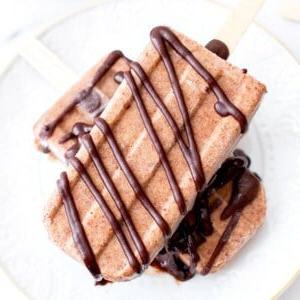 Cremige Doppel-Schoko-Erdnussbutter-Bananen-Popsicles (Vegan & Glutenfrei): Ein pflanzliches Rezept mit nur 6 Zutaten für reichhaltige, cremige, schokoliert-erdnussbutter-bananen-popsicles. #Vegan #Glutenfrei #Milchfrei | BeamingBaker.com