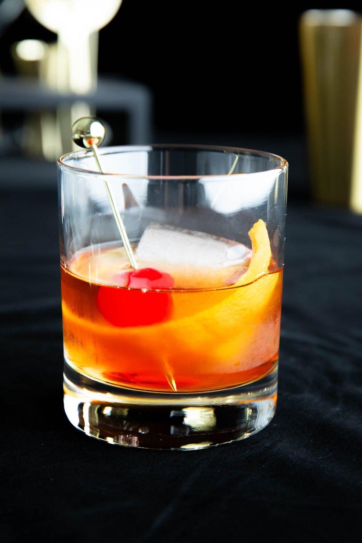 Old Fashioned Getränkerezept 8 Ein Old Fashioned Cocktail, serviert in einem Old Fashioned Glas