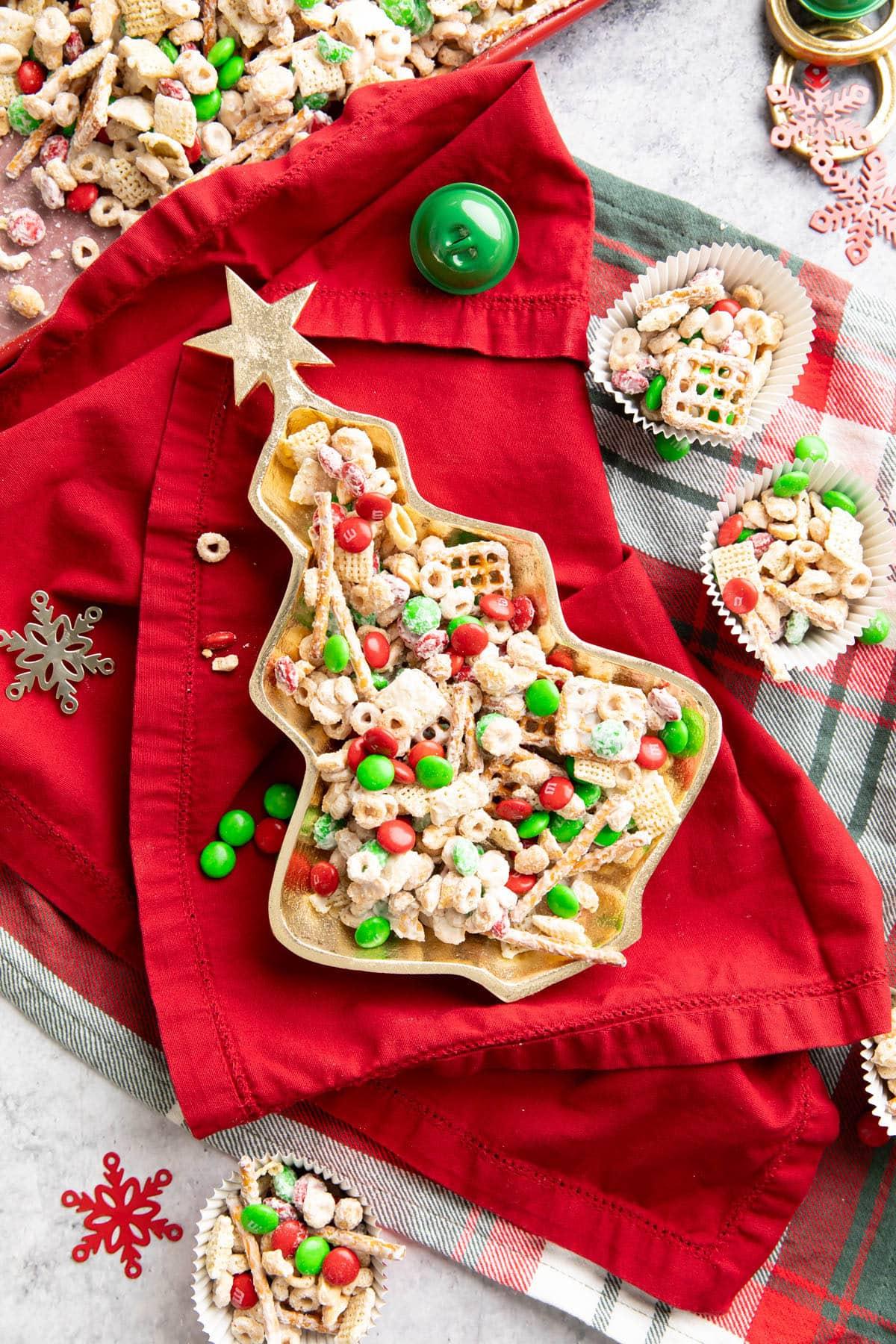 Weihnachts-Puppy Chow 8 Goldene Weihnachtsbaum-förmige Servierschale gefüllt mit Weihnachtlichem Rentierfutter