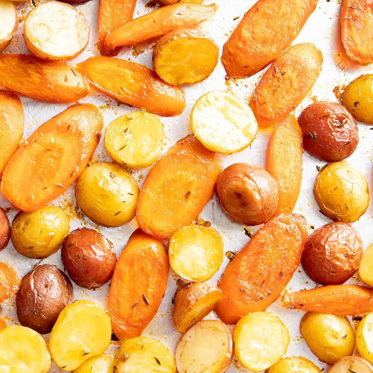 Ofenkartoffeln und Karotten 8 Nahaufnahme des Backblechs