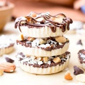 Hausgemachte Mandel-Kokos-Cups (Paläo, Vegan, Glutenfrei, 5 Zutaten) 8 Selbstgemachte Almond Joy Cups (Paleo, Vegan, Glutenfrei): Ein 5-Zutaten-Rezept für reichhaltige, nussige Almond Joy Cups, geschichtet in samtiger Schokolade. #Paleo #Vegan #Glutenfrei #5Zutaten | BeamingBaker.com