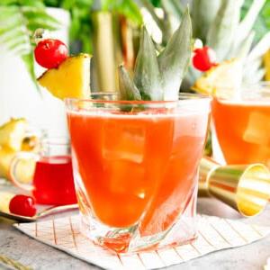 Dschungelvogel Cocktail 8 Jungle Bird Cocktail in einem Rocks Glas serviert