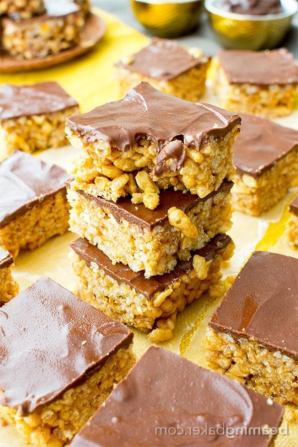 Vegane, glutenfreie und milchfreie Erdnussbutter-Schoko-Reis-Crispy-Quadrate: Ein einfaches 5-Zutaten-Rezept für mit Schokolade überzogene PB-Reis-Crispy-Quadrate, die wie Erdnussbutter-Cups schmecken. #Vegan #Glutenfrei #Milchfrei | BeamingBaker.com