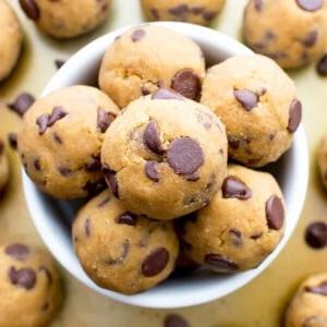 **Ungebackene Kürbis-Schokostückchen-Keksteig-Kugeln (Paleo, Vegan, Glutenfrei, Milchfrei)** 9 Detailansicht eines Kürbis-Schoko-Keksteig-Häppchens, zeigt die Textur und Schokostückchen. Ein glutenfreier, veganer Snack.