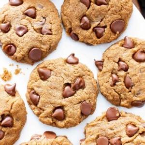 Glutenfreie Erdnussbutter-Schokochip-Cookies (Vegan, Milchfrei, Ohne raffinierten Zucker) 9 Glutenfreie, Vegane Erdnussbutter-Schoko-Kekse: Ein einfaches Rezept für perfekt weiche und zähe Schoko-Kekse, die vor cremigem Erdnussbuttergeschmack nur so strotzen! #Vegan #Glutenfrei #Milchfrei #Erdnussbutter #Kekse #Dessert #SchokoChips | Rezept auf BeamingBaker.com