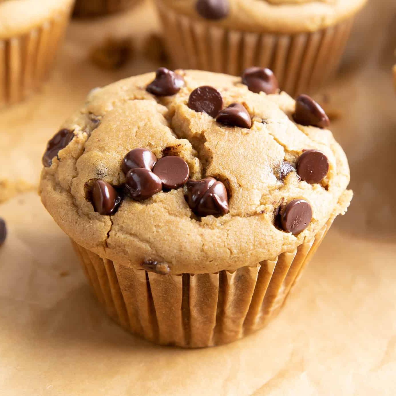 Frisch gebackene Schoko-Chip-glutenfreie vegane Muffins