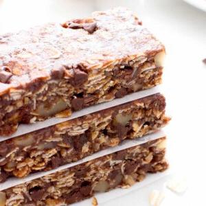 Ungebackene Doppel-Schoko-Chips Müsliriegel (Vegan, Glutenfrei, Milchfrei) 9 Köstliche vegane und glutenfreie Doppelschokoladen-Granola-Riegel ohne Backen: Ein schnelles Rezept für gesunde Snacks. #Vegan #Glutenfrei #Milchfrei | BeamingBaker.com