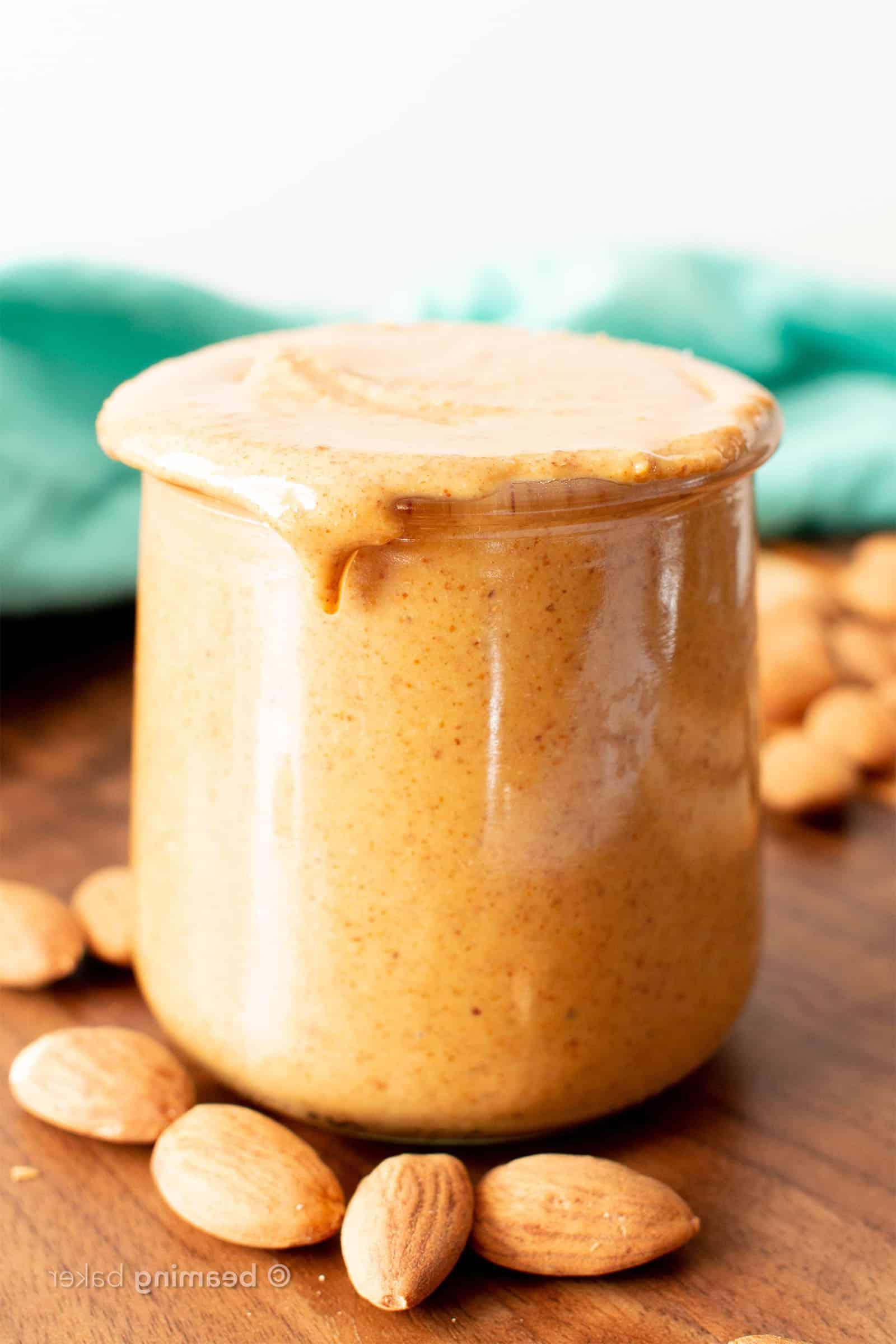 **Wie man Mandelbutter herstellt** 9 Hausgemachtes Mandelmus Rezept: Lernen Sie, wie Sie Mandelmus mit nur einer Zutat und in wenigen Minuten selbst herstellen können! Das beste hausgemachtes Mandelmus – cremig, einfach und köstlich. #Mandelmus #Selbermachen #GesundEssen