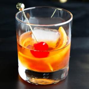 Old Fashioned Getränkerezept 9 Ein Old Fashioned Cocktail Rezept, serviert in einem Glas mit Kirsch- und Orangenscheiben-Garnitur