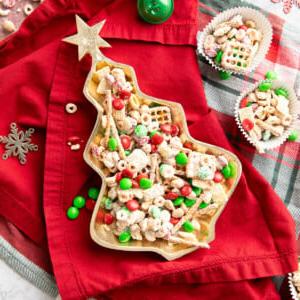 Weihnachts-Puppy Chow 9 Rentierfutter in einer Weihnachtsbaum-Servierschale, belegt mit roten und grünen M&M's