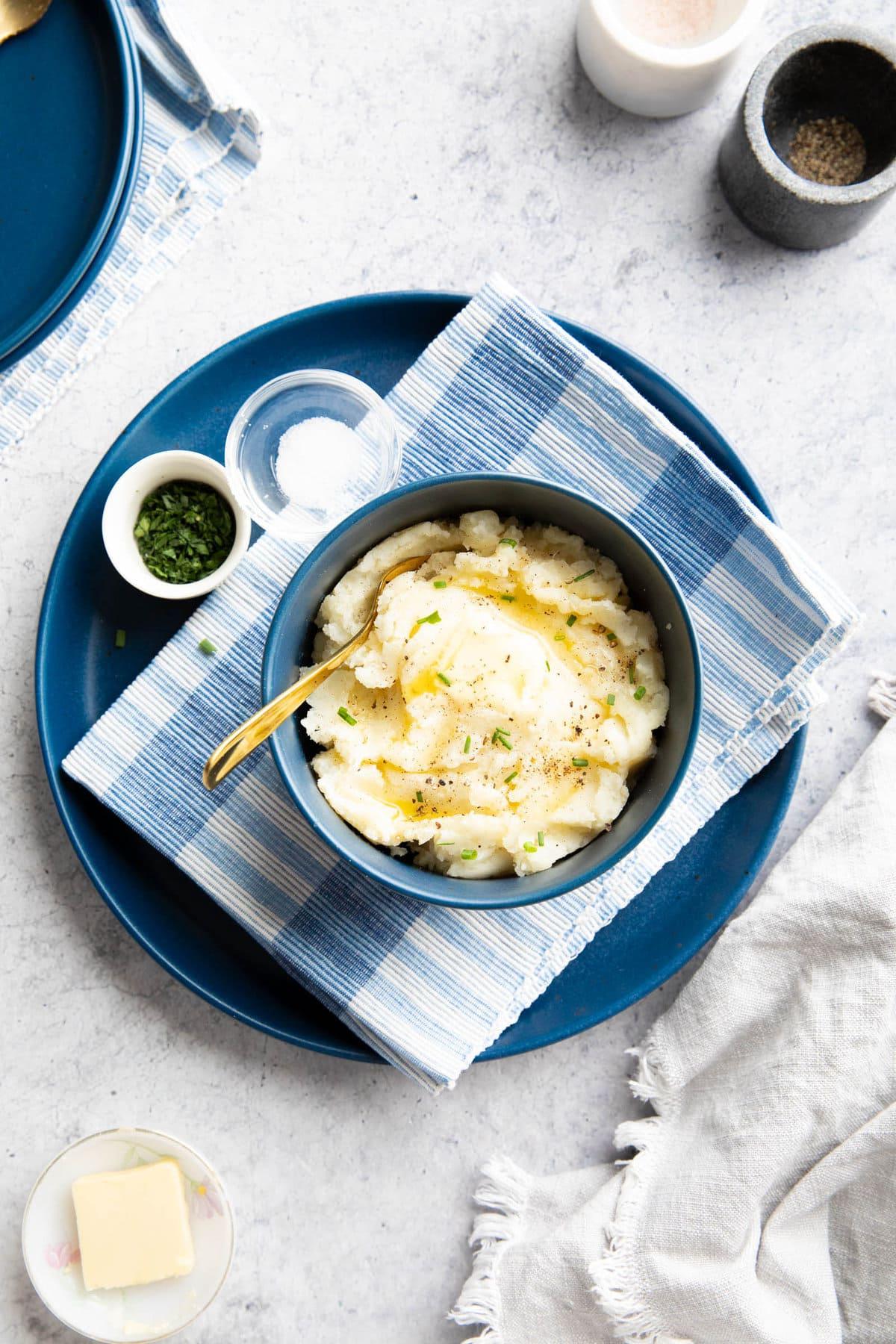 Veganes Kartoffelpüree (Milchfrei) 9 Dieses Thanksgiving-Beilagenrezept wird in einer Schüssel mit milchfreier Butter, Salz und Schnittlauch serviert