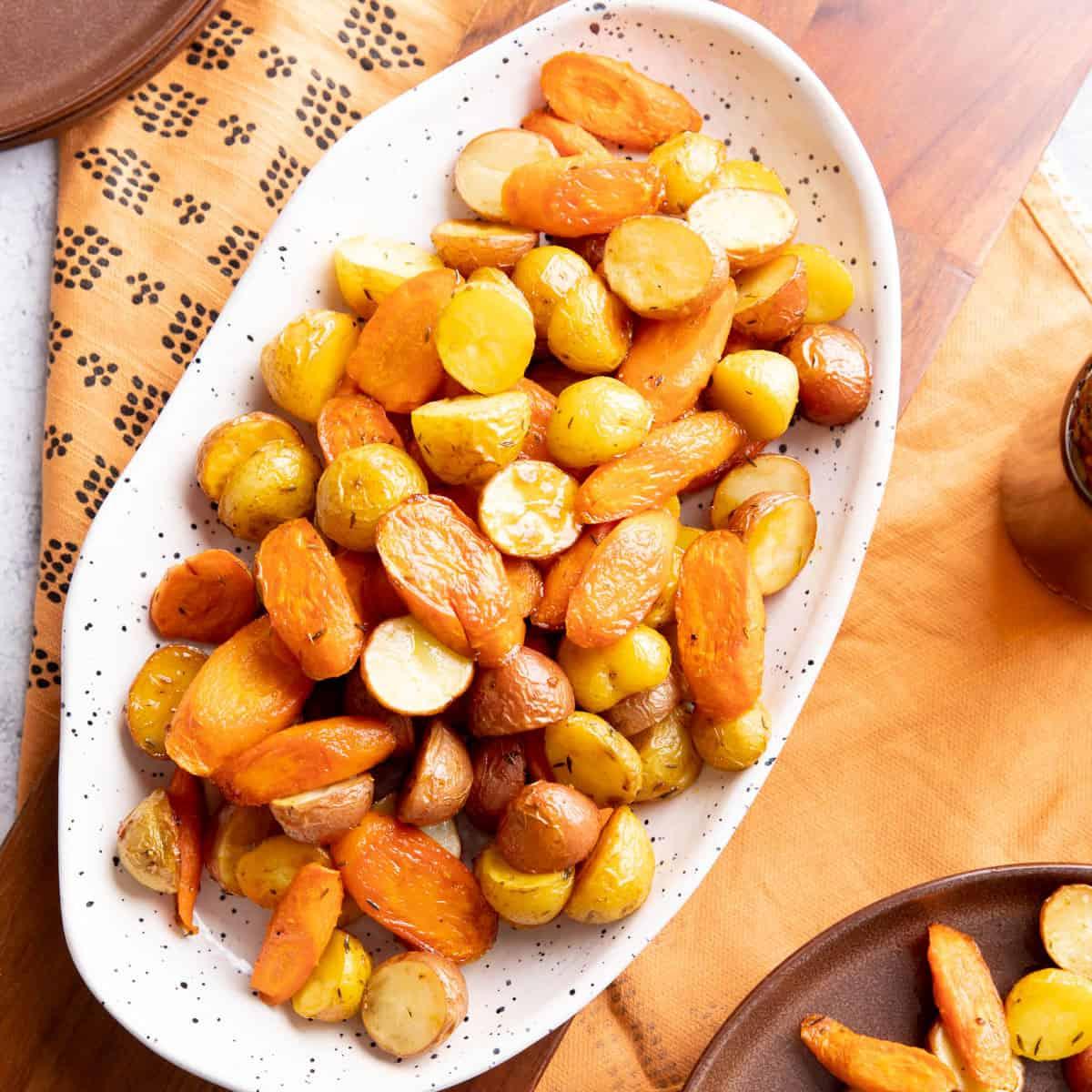 Ofenkartoffeln und Karotten 9 Esstisch mit Servierschalen und Tellern