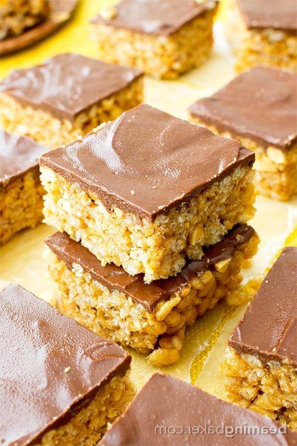 Vegane, glutenfreie und milchfreie Erdnussbutter-Schoko-Reis-Crispy-Quadrate: Ein einfaches 5-Zutaten-Rezept für mit Schokolade überzogene PB-Reis-Crispy-Quadrate, die wie Erdnussbutter-Cups schmecken. #Vegan #Glutenfrei #Milchfrei | BeamingBaker.com