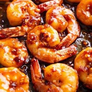 Demeter Trieu, die Autorin des Rezepts, lächelt herzlich in die Kamera.