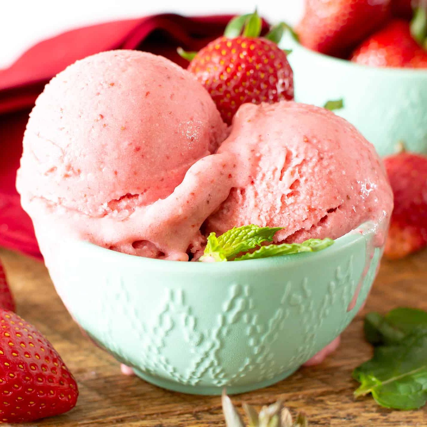 Erdbeer-Kokos-Sorbet in einer Schüssel