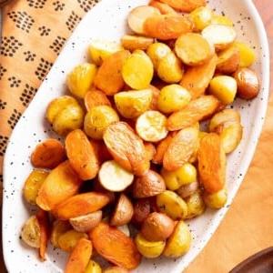 Ofenkartoffeln und Karotten 10 geröstete Kartoffeln und Karotten in einer Servierschüssel