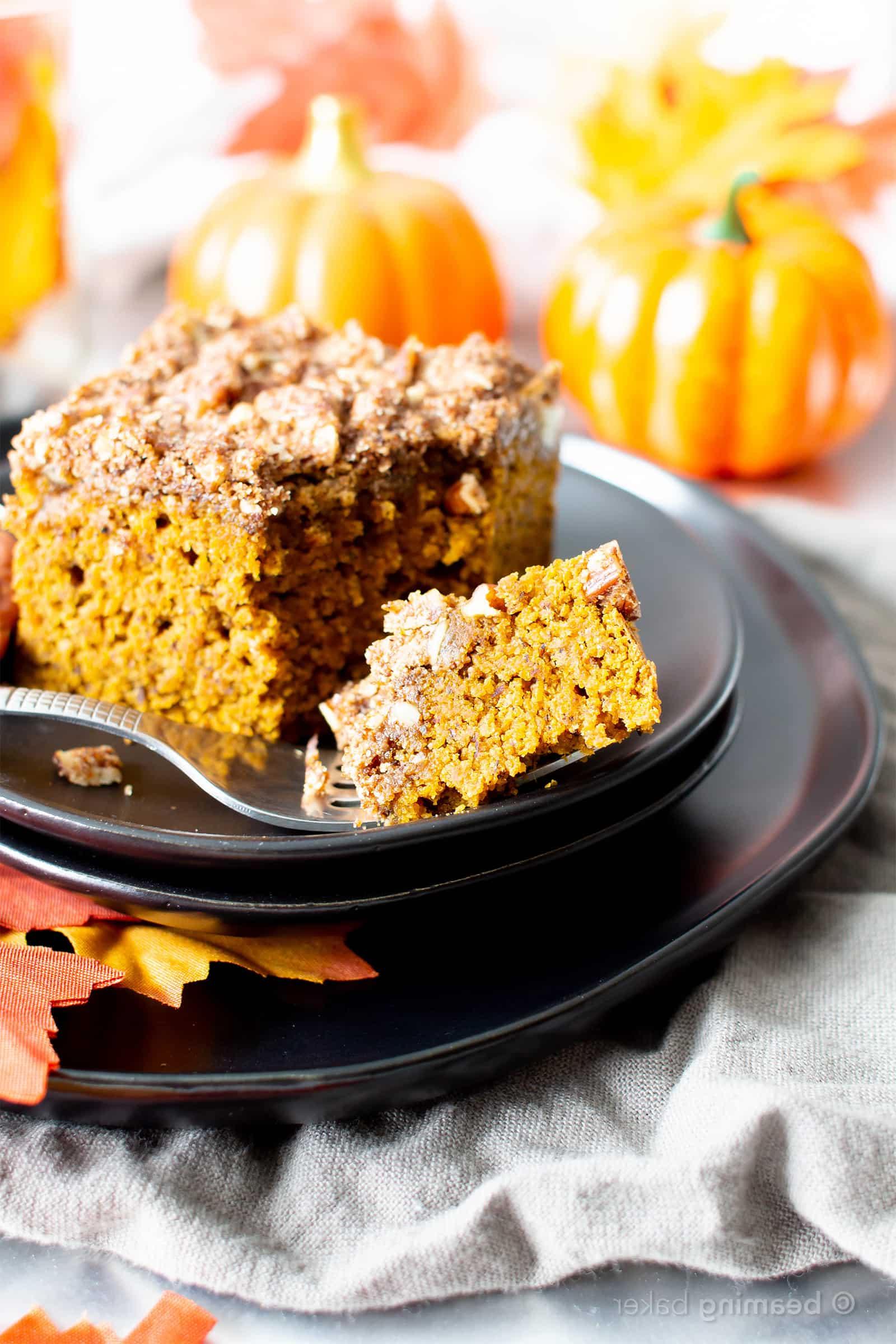 Veganer glutenfreier Kürbis-Streuselkuchen (Gesund) 10 Ein saftiger veganer glutenfreier Kürbis-Streuselkuchen mit einer dicken, feuchten Schicht gesunden Kürbiskuchens und einer zimtigen, buttrigen Streuseldecke. Das beste glutenfreie Kürbisdessert – schmeckt wie veganer Gewürzkuchen und ist mit gesunden Zutaten zubereitet. #Kürbis #Vegan #Glutenfrei #Gesund #Streuselkuchen | Rezept auf BeamingBaker.com