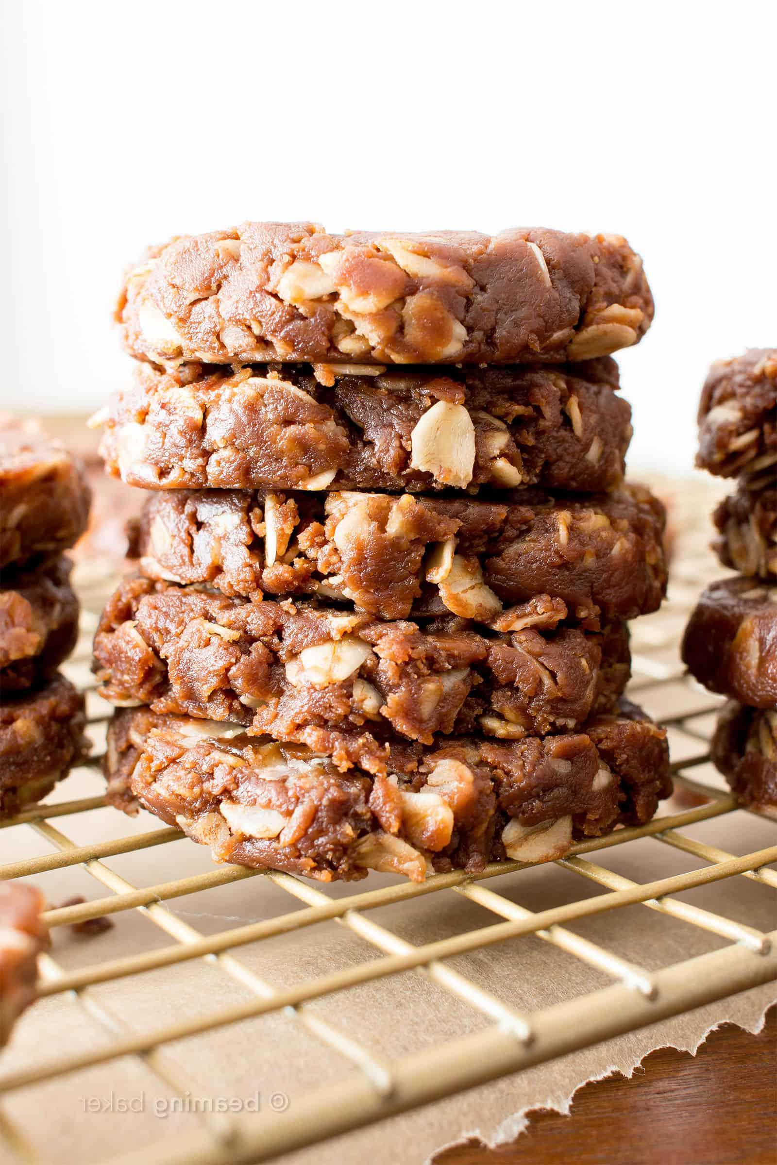 Gesunde No Bake Haferflocken-Kekse: einfache Zubereitung mit nur 4 Zutaten. Diese köstlichen Kekse sind zäh, sättigend und perfekt für einen schnellen Genuss ohne Backen.