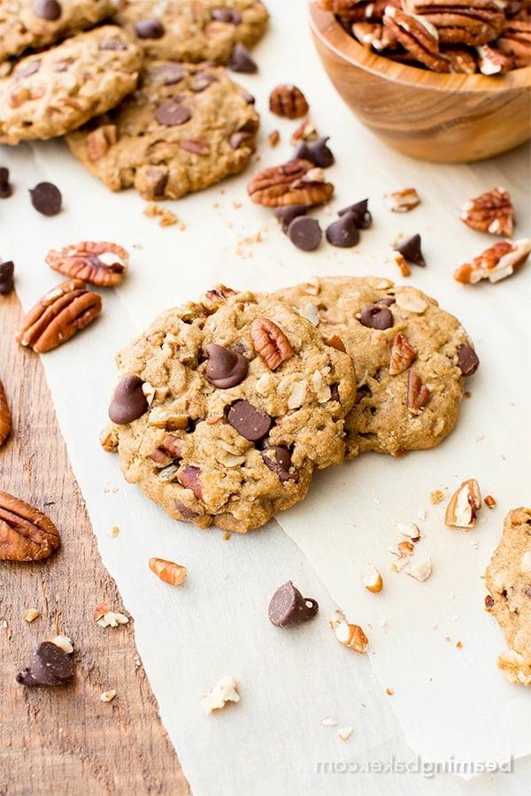 Ahorn-Pekannuss-Schokostückchen-Kekse (Hafermehl, Vegan, Glutenfrei, Milchfrei) 2 Ahorn-Pekannuss-Schoko-Cookies (V, GF, DF): Ein einfaches Rezept für köstlich weiche und zähe Hafermehl-Schoko-Cookies, die vor Ahorn- und Pekannussgeschmack nur so strotzen. #Vegan #GlutenFree #DairyFree #OatFlour | BeamingBaker.com