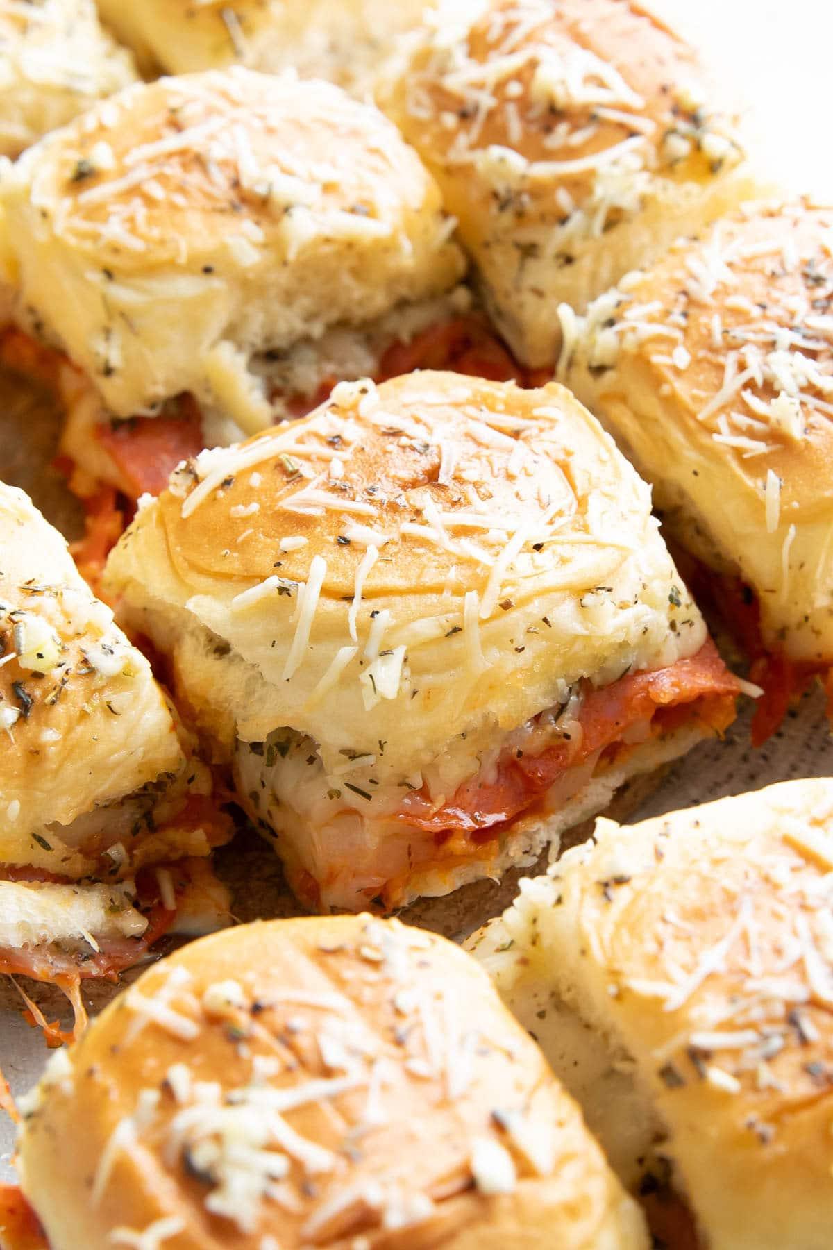 **Pizza-Brötchen** 2 Frisch gebackene und geschnittene Pizza Sliders mit Parmesan-Topping