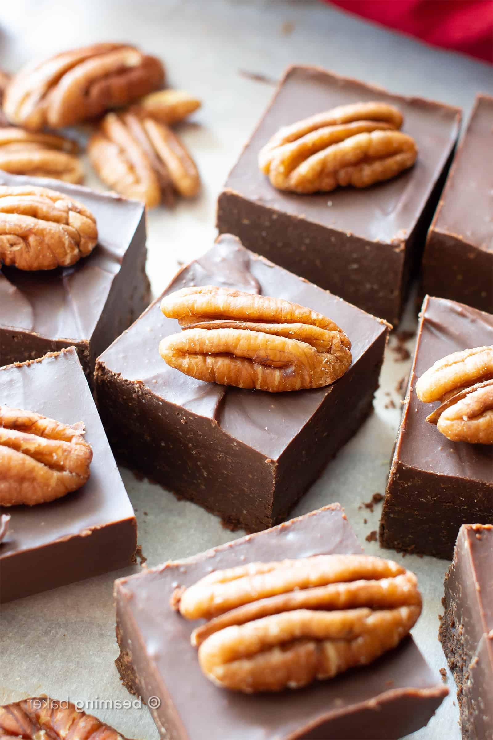 Keto Schoko-Fudge: Dieses kohlenhydratarme Schoko-Pekannuss-Fudge Rezept benötigt nur 2 Zutaten, ist vegan & milchfrei! Das beste 5-Minuten-Fudge für dicke Quadrate zuckerfreien Schoko-Fudges! Schmeckt wie mit Schokolade überzogene Pekannüsse.