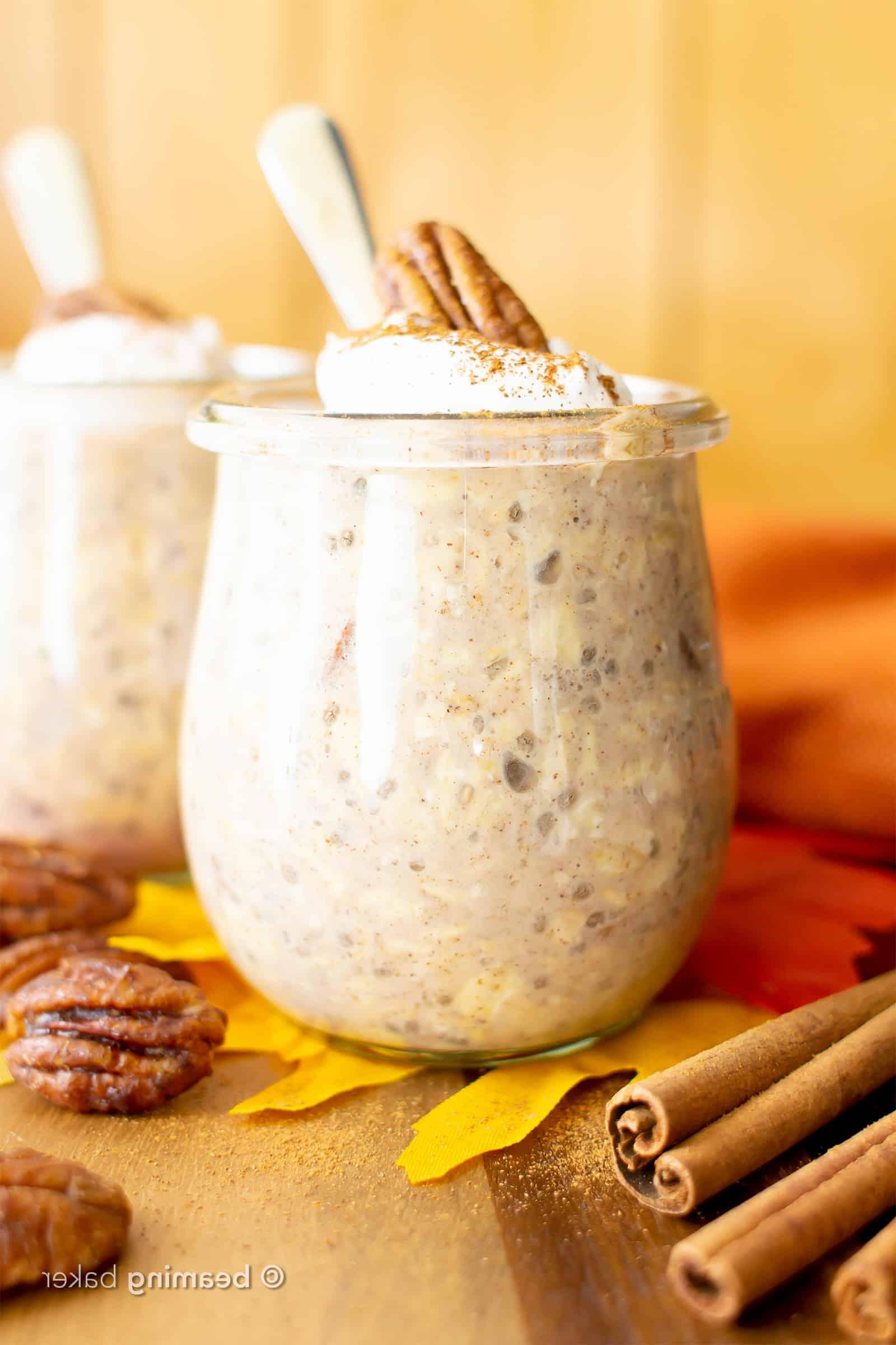 Vegane Pekannusskuchen Overnight Oats Rezept: Ein gesundes, cremiges und glutenfreies Frühstück, das nach Pekannusskuchen schmeckt! Schnell und einfach mit vollwertigen Zutaten zubereitet.