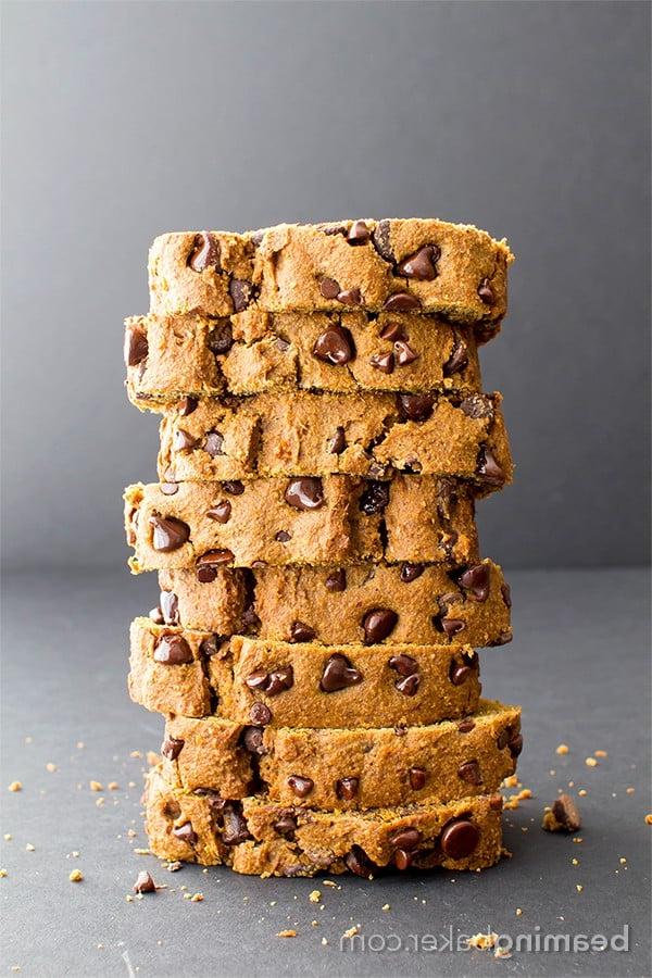 Saftiges veganes glutenfreies Kürbisbrot mit Schokostückchen, perfekt für den Herbst